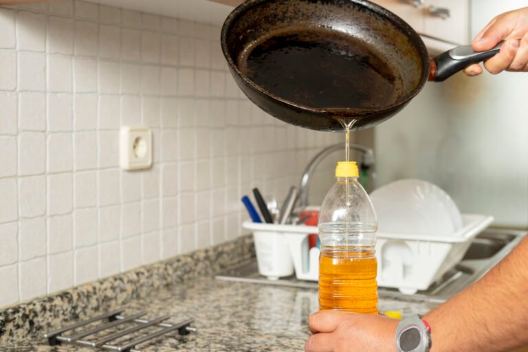 tiro el aceite de cocina por el desague