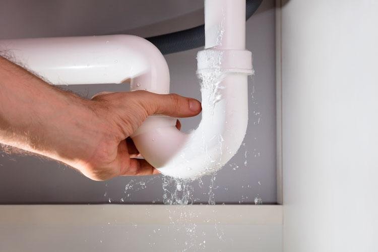 Que pasa si se rompe una tuberia del baño